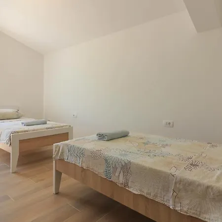 Villa New Seve Ii With Pool, Near The Town Center, 3km From The Póla